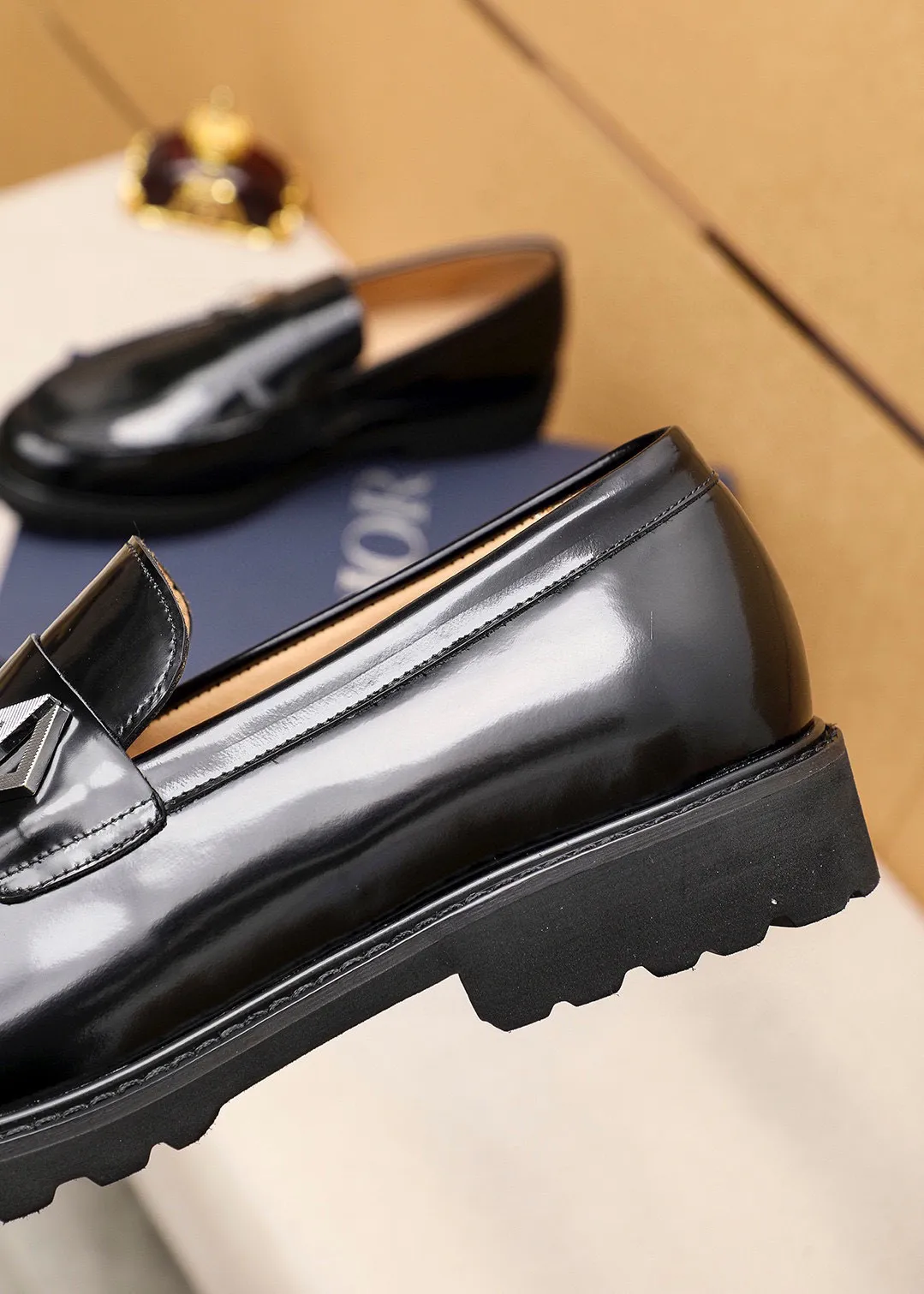 Men's shoes 💰460 💐 Product trademark: Dior "Dior" casual leather shoes Regular size: 39-44 (38.45🉑️customized) Product materials: Selected Italian imported first-layer open-edge beaded cowhide upper + classic hardware buckle, imported water-dyed cowhide lining. Strong three-dimensional visual effect, foam outsole Color: 2⃣️colors available